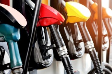 cuatro bombas de gasolina de diferentes colores
