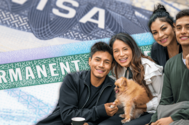 Latino family and green card background - Residente Permanente para hermanos