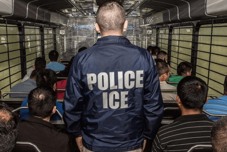 Agente de ICE en un autobús - estados anti-inmigrantes