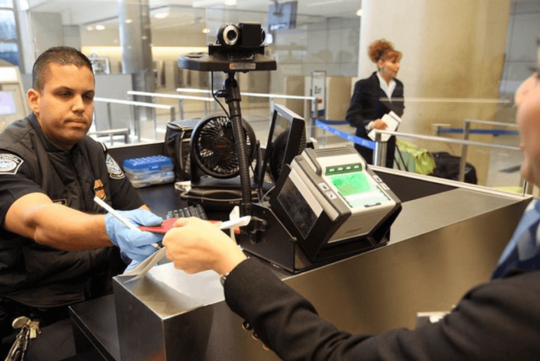 ¿Pueden los agentes de inmigración revisar tu celular al entrar a Estados Unidos? Revisión celular