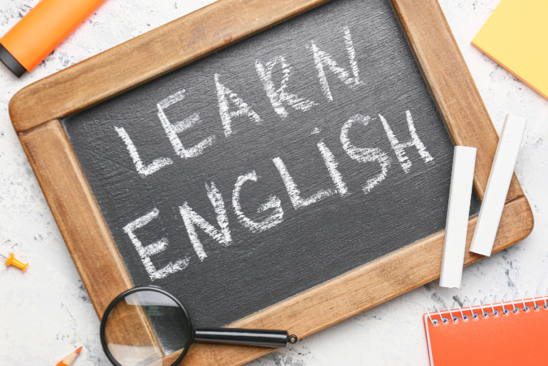Estrategias y recursos para que inmigrantes puedan aprender inglés en EE. UU.