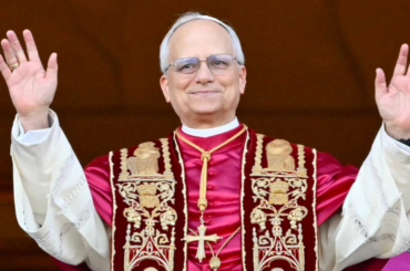 Papa León XIV saluda desde el balcón