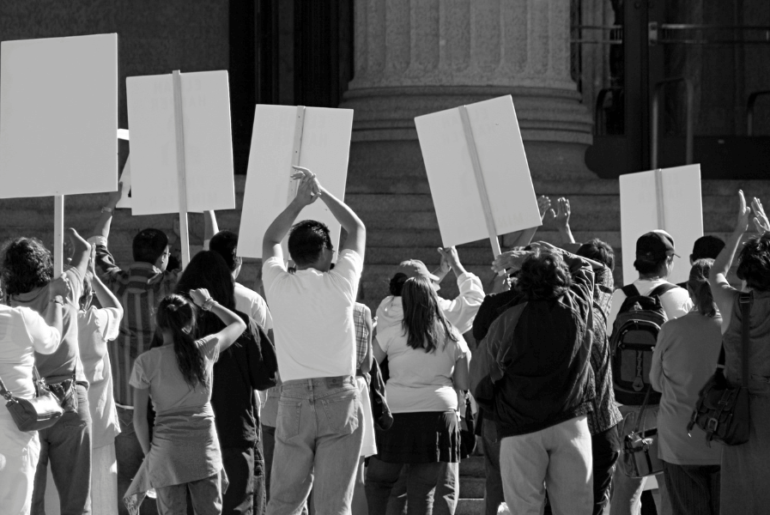 ¿Qué está pasando en Los Ángeles? Redadas de ICE, protestas, y apoyo comunitario Los Ángeles + Protestas