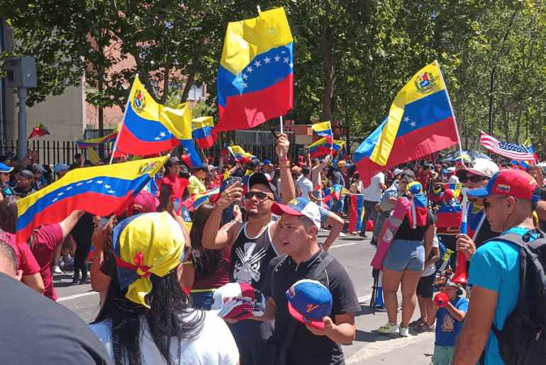 Nicolás Maduro + Venezolanos