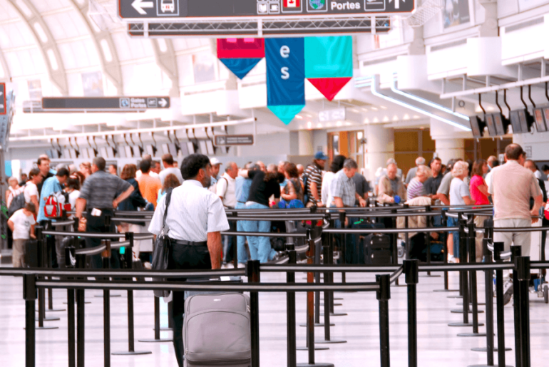 ICE llega a los aeropuertos de EE. UU.: qué está pasando y cómo debes prepararte antes de viajar TSA + ICE + Aeropuertos