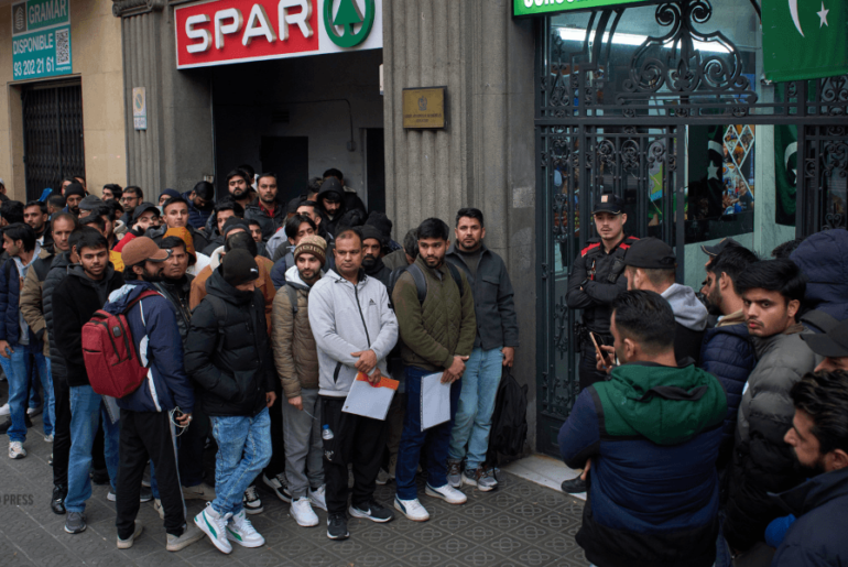España pone en marcha plan para regularizar a miles de inmigrantes